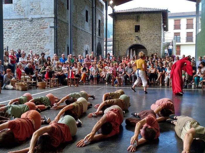 Oinkari dantza taldeak "Sagartu" ikuskizuna eskaini zuen ostiralean - 2