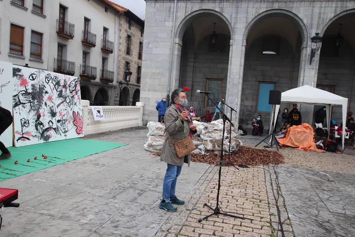 Ehundik gora lagun bildu dir 81 1601294036018