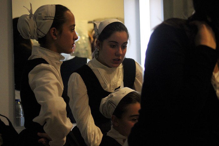 Eskualdeko ehundik gora dantzari eta musikarik koloreztatu zuten Amurrio Antzokiko oholtza - 79