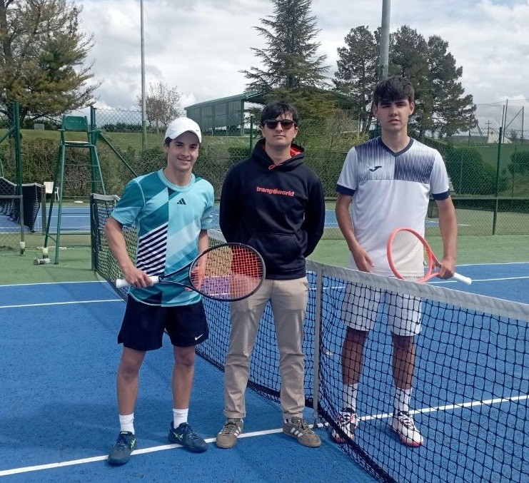 Ander Urquiza Euskadiko Tenis Txapelketako junior kategoriako finalerdietara heldu da