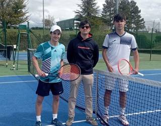 Ander Urquiza Euskadiko Tenis Txapelketako junior kategoriako finalerdietara heldu da