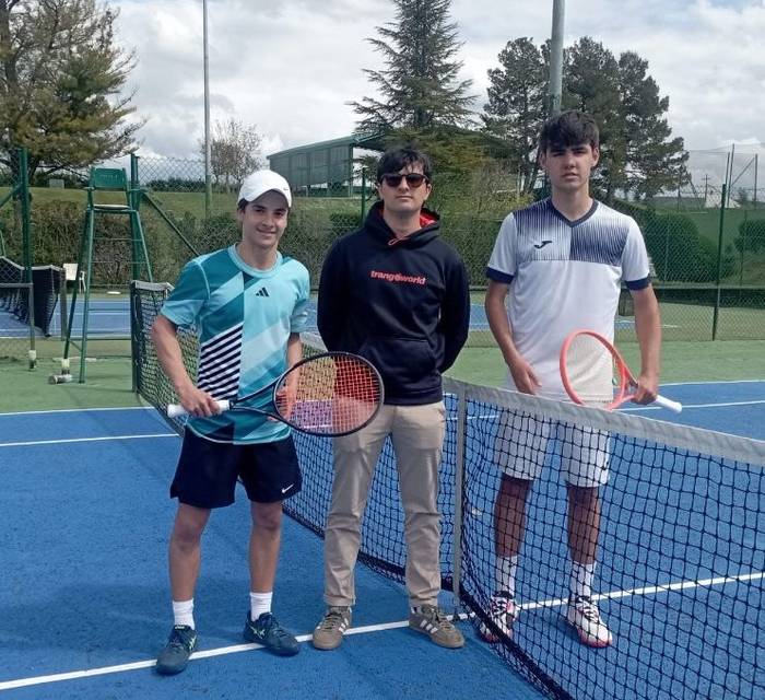 Ander Urquiza Euskadiko Tenis Txapelketako junior kategoriako finalerdietara heldu da