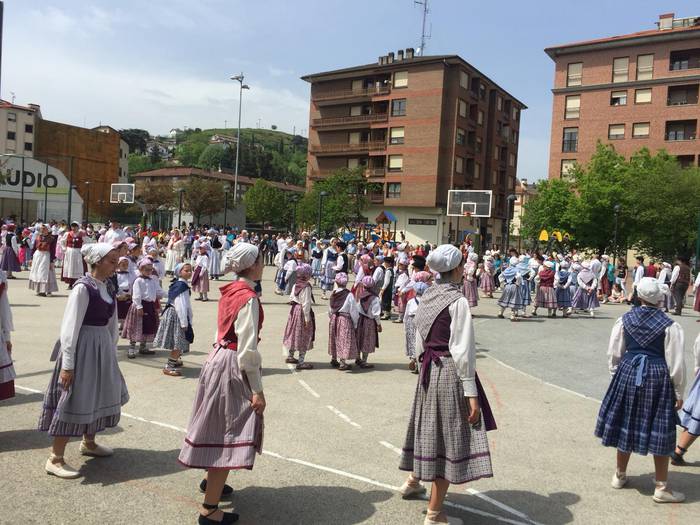 Ehunka dantzari eta ikusle b 2 1524460664542