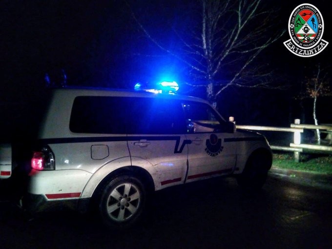 Ertzain baten kontrako salaketa ikertzen ari dira, zerbitzuz kanpo arma batekin gazte talde bat mehatxatzea egotzita