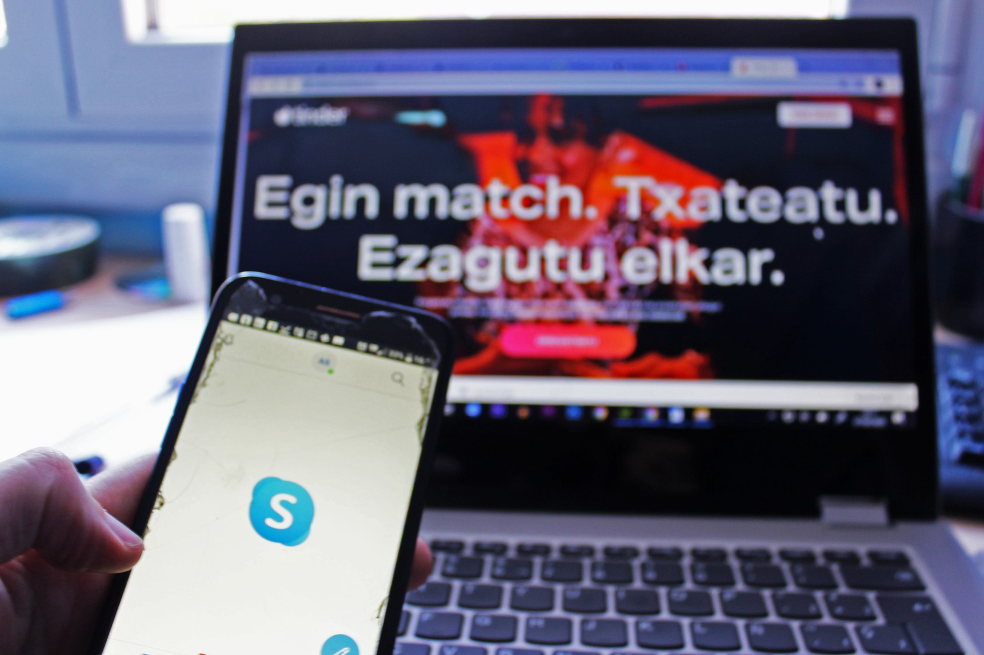 Autosufizientziaren garaian, ikusiak izateko beharra