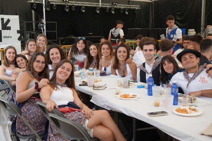 Ehunka lagunek egin dute bat 24 1755423067272