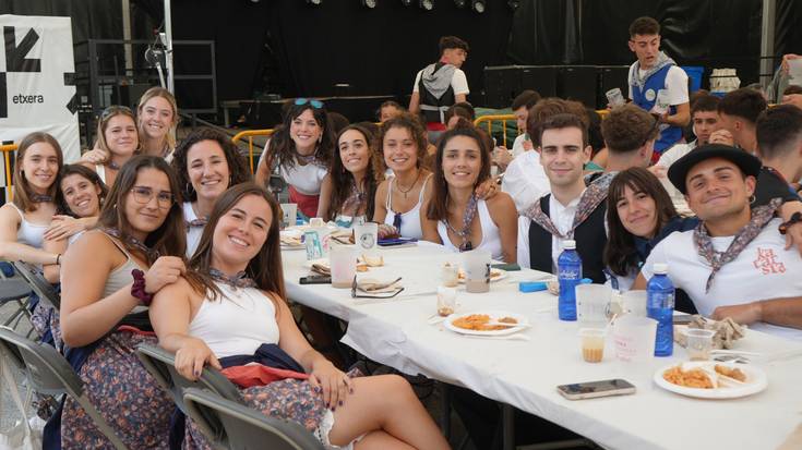 Ehunka lagunek egin dute bat Laudioko Gaztetxearen aldeko bazkarian