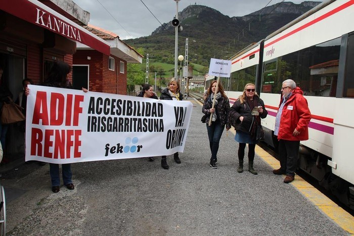 ADIF hitzemandako epeak betetzen ari ez dela salatu du Maria Luisa Goikotxeak