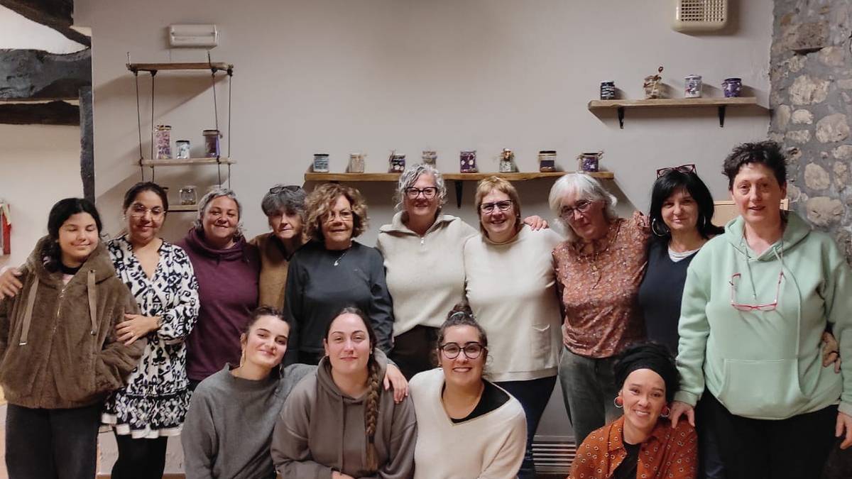 Ximenaren kontzertuarekin girotu dute larunbat iluntzea Aretako emakumeek