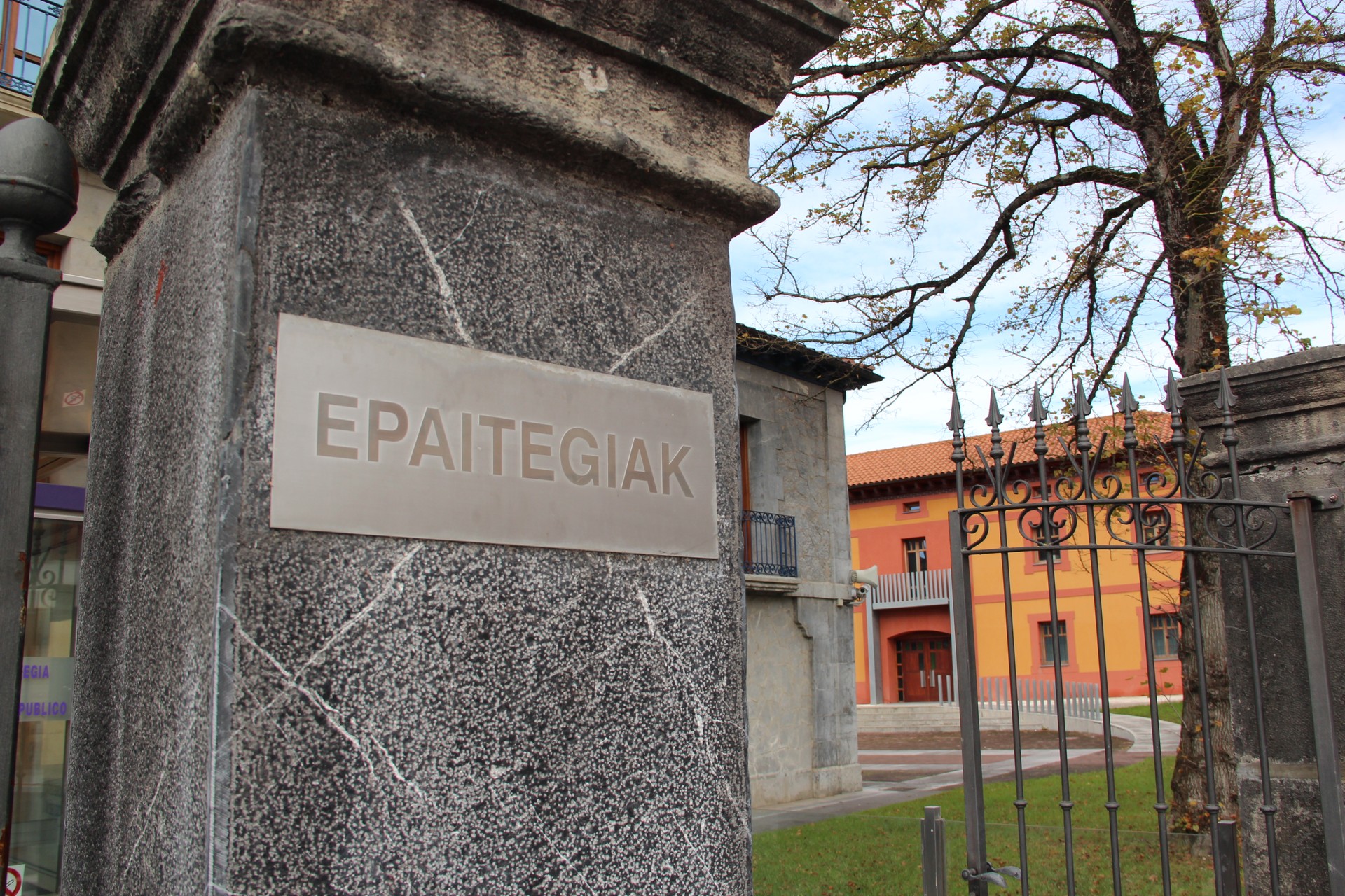 Bi gazte atxilotu ditu Ertzaintzak okindegi batean dirua lapurtzen saiatzeagatik