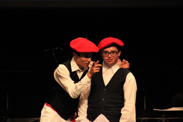 Eskualdeko ehundik gora dantzari eta musikarik koloreztatu zuten Amurrio Antzokiko oholtza - 121