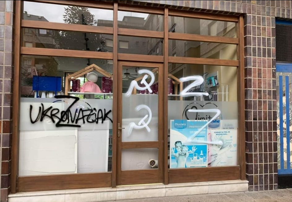 Mimitos denda erasotu dute pintaketa bidez Ukrainarako materiala biltzeagatik