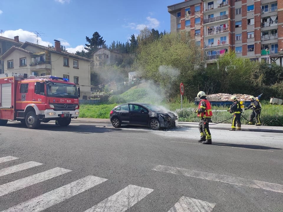 Sua hartu du auto batek gaur goizean Aretan