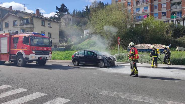 Sua hartu du auto batek gaur goizean Aretan