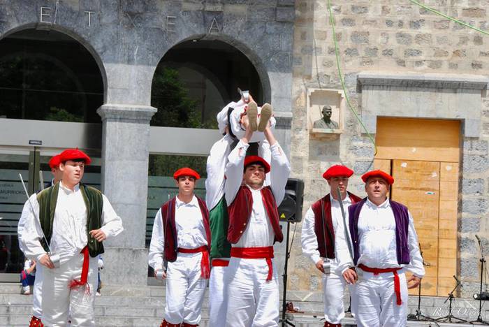 Dantza taldeak taldeak izan  229 1496057495988