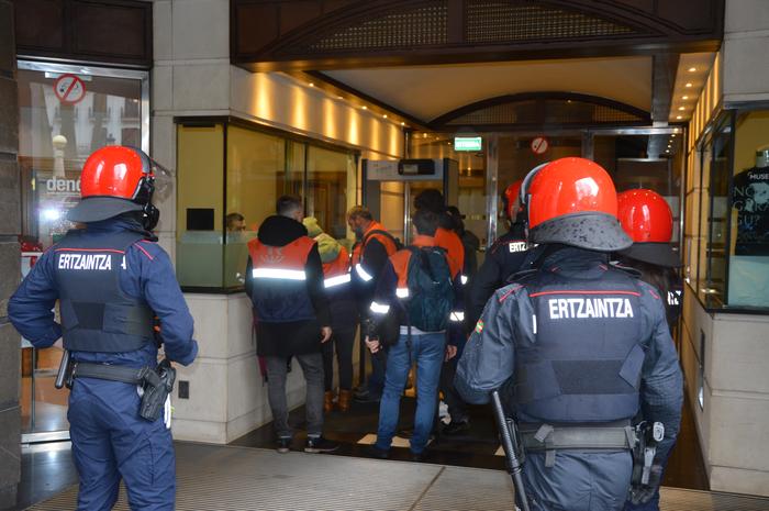 Tubos Reunidoseko langileek  18 1772795113171