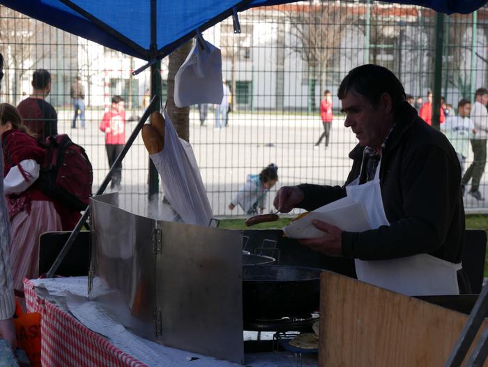 Neguko azokak hainbat jende  25 1545573362626