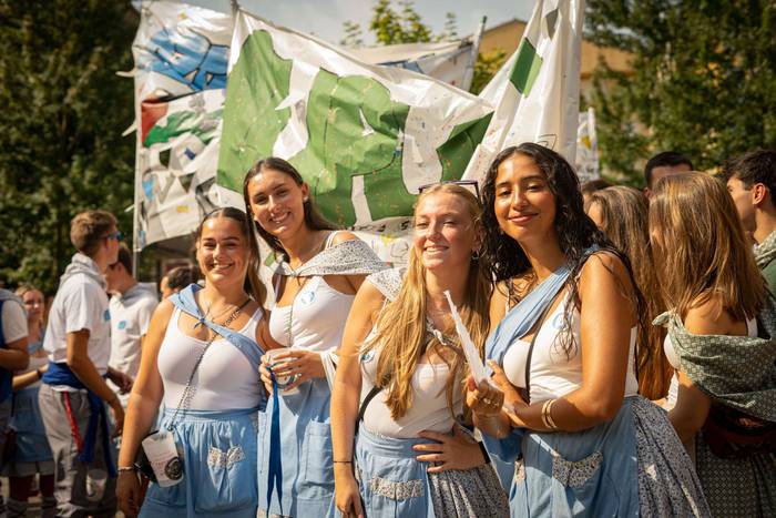 Festa-giro goria piztu du La 34 1755256992834