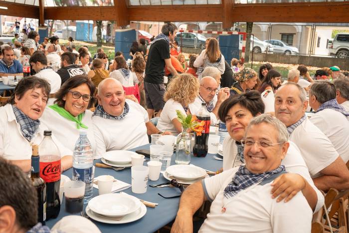 Ehunka lagun bildu dituzte j 31 1757018402323