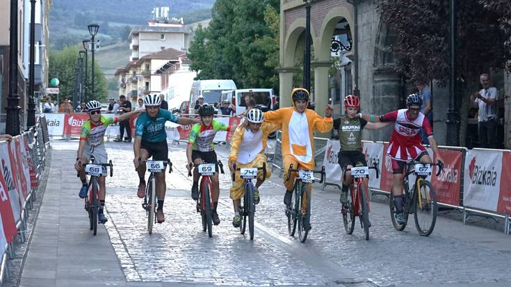Jai giroa eta umorea nagusi Urduñako Ziklokrosean