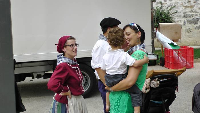 Dantza taldeak taldeak izan  175 1496056633562