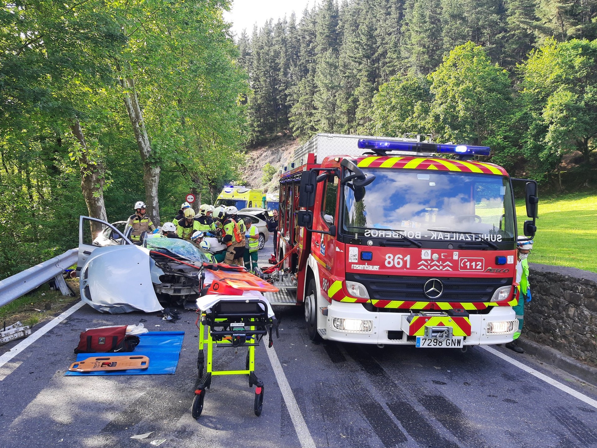 Bi autok elkarren aurka talka egin dute Ibarran, bi pertsona zaurituz