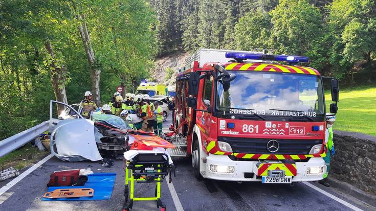 Bi autok elkarren aurka talka egin dute Ibarran, bi pertsona zaurituz