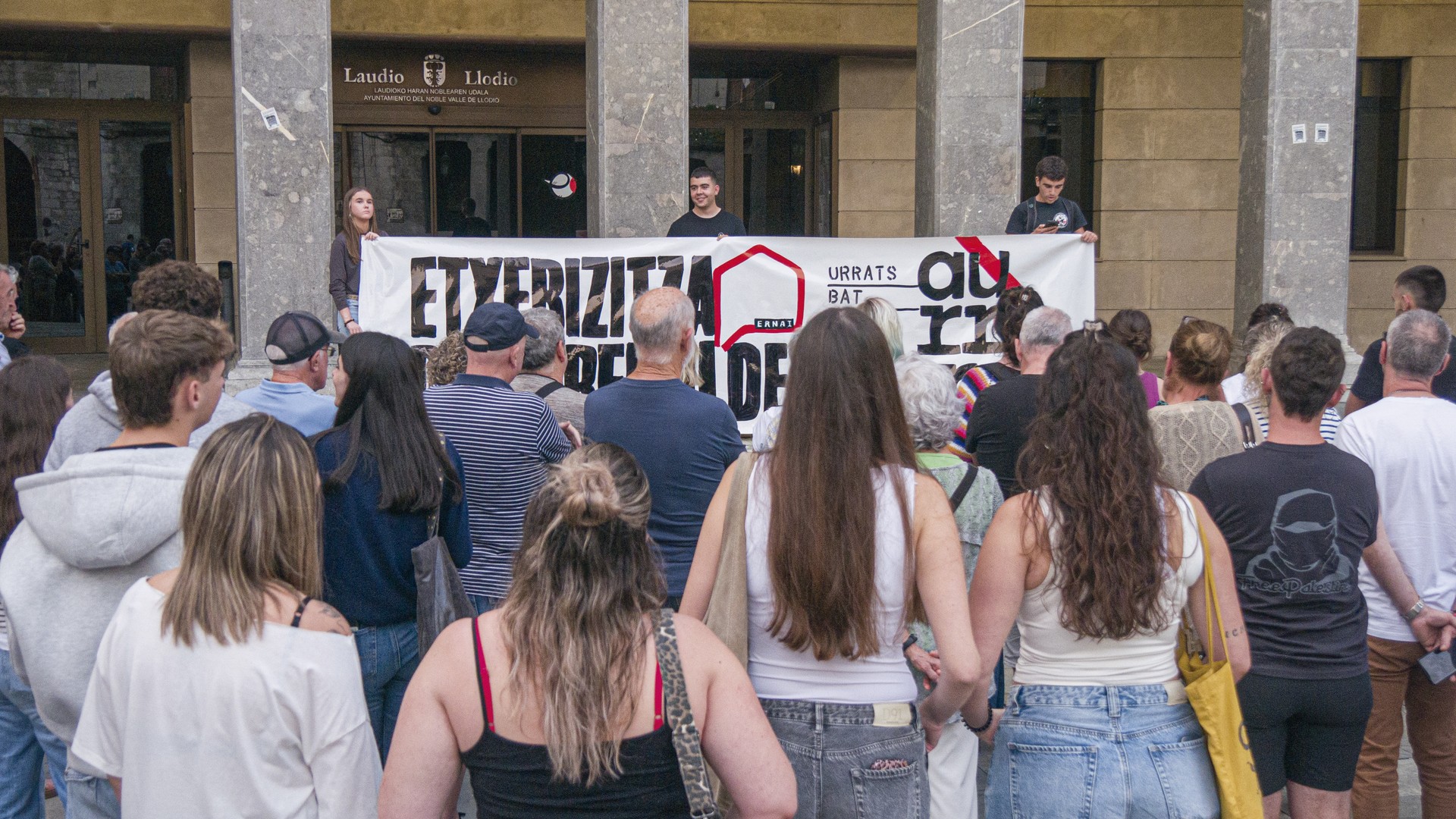 Etxebizitzaren aldeko eta faxismoaren aurkako aldarriak uztartu ditu Ernaik Laudion