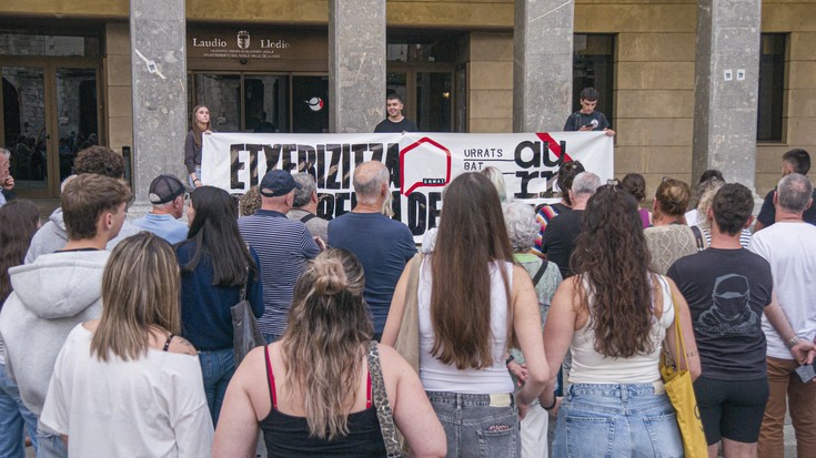 Etxebizitzaren aldeko eta faxismoaren aurkako aldarriak uztartu ditu Ernaik Laudion