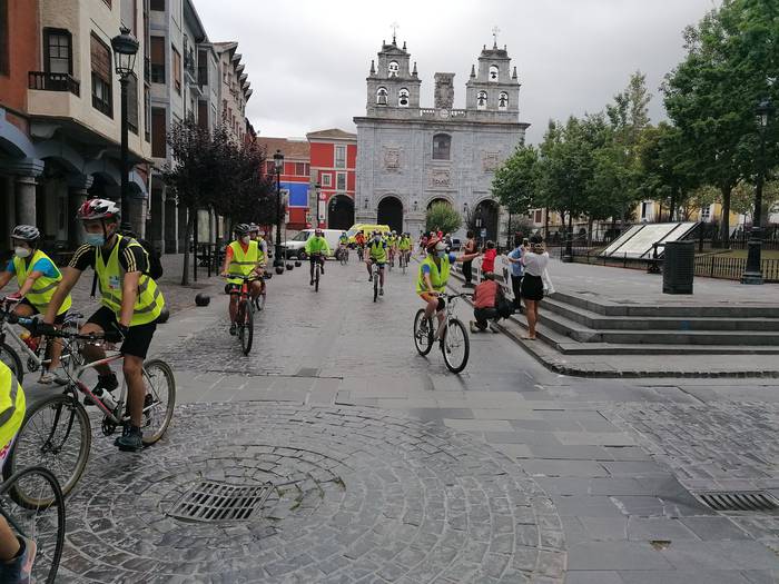 Bide bazterretan herritar ugarik animatu dituzte