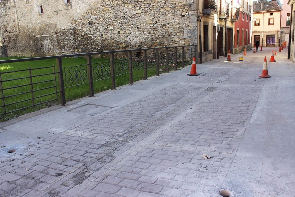 Mikel Deuna kaleko obrek eragina izango dute auzoko trafikoan 