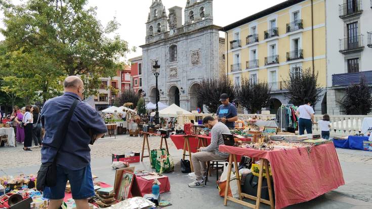Antzinako objektuz eta bildumazalez bete da Foru plaza