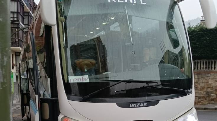 Tren zerbitzua abian da berriro, goizean Ugao eta Basauri artean eten baitute