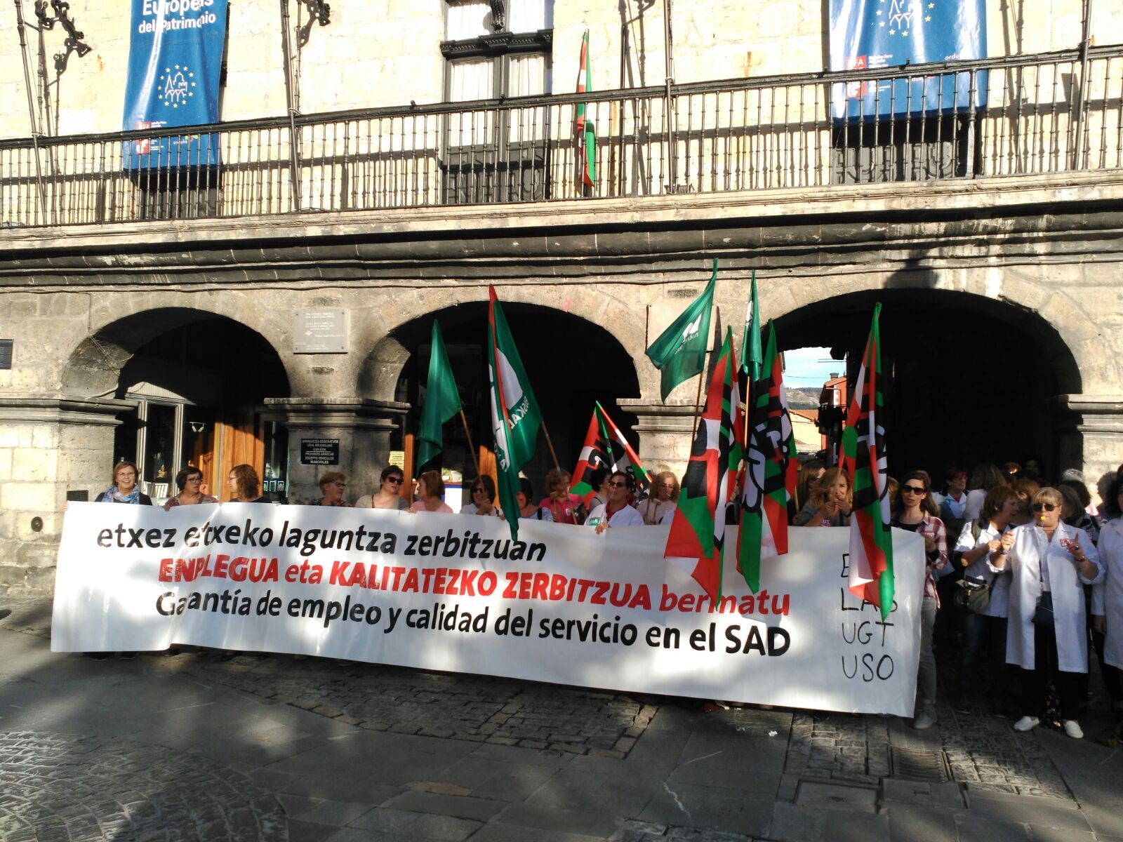 Elkarretaratzea egin dute Urduñan, etxez-etxeko zerbitzuaren defentsan