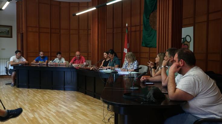 Funtsezko zerbitzuetan atzerapenak sortzea eta kontratu txikiak kateatzea leporatu dio Artziniegako EAJk Udal Gobernuari