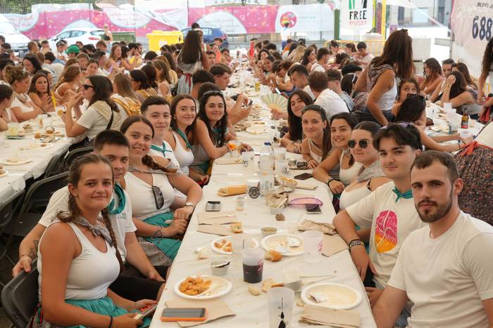 Ehunka lagunek egin dute bat 25 1755423069314