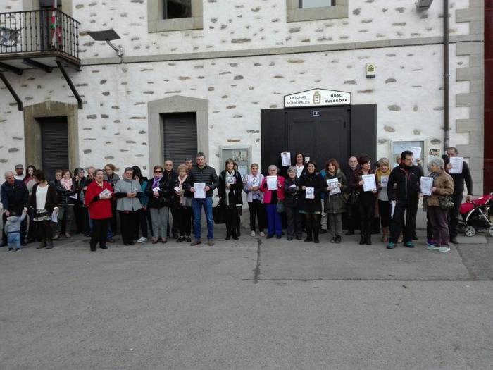 Ehunka lagun bildu dira esku 21 1489001166360