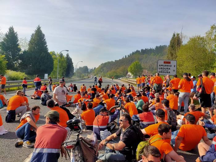 Tubos Reunidoseko bi langile 20 1776453837694