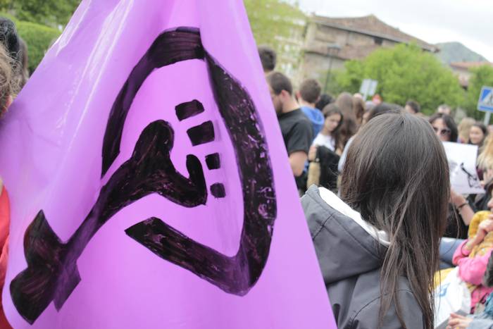 Aiaraldeko mugimendu feministaren epaitegiko protesta