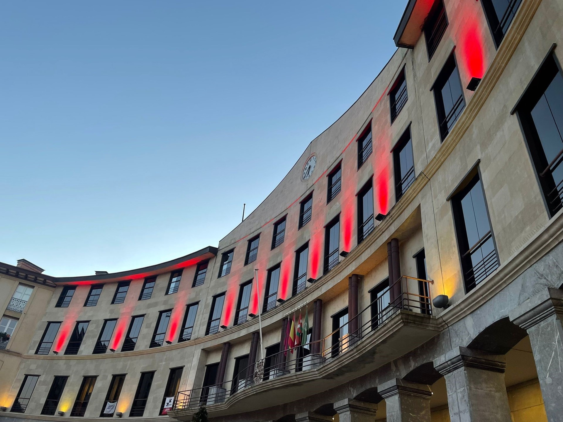 Laudioko Udaletxeak gorriz argituko du bere fatxada, sortzetiko kardiopatiengatik