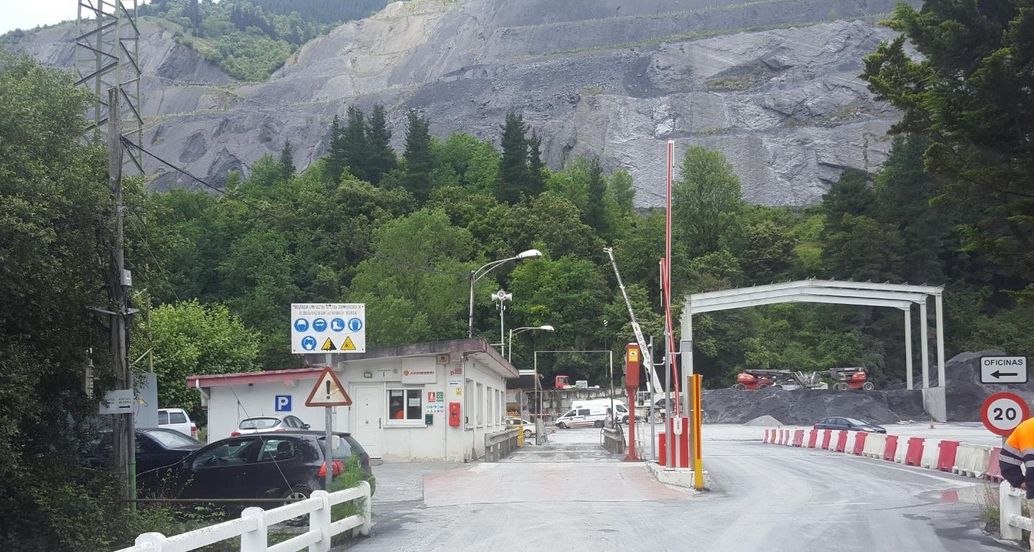 Bi langilek zauri larriak izan dituzte harrobian gertatutako istripuan