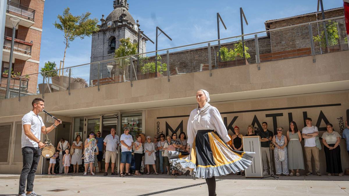 Azoka merkatu berriak ateak ireki ditu ofizialki