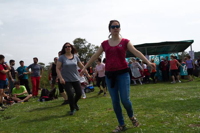 Ehunka dantzari eta ikusle b 62 1524466968045