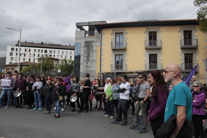 Aiaraldeko mugimendu feministaren epaitegiko protesta