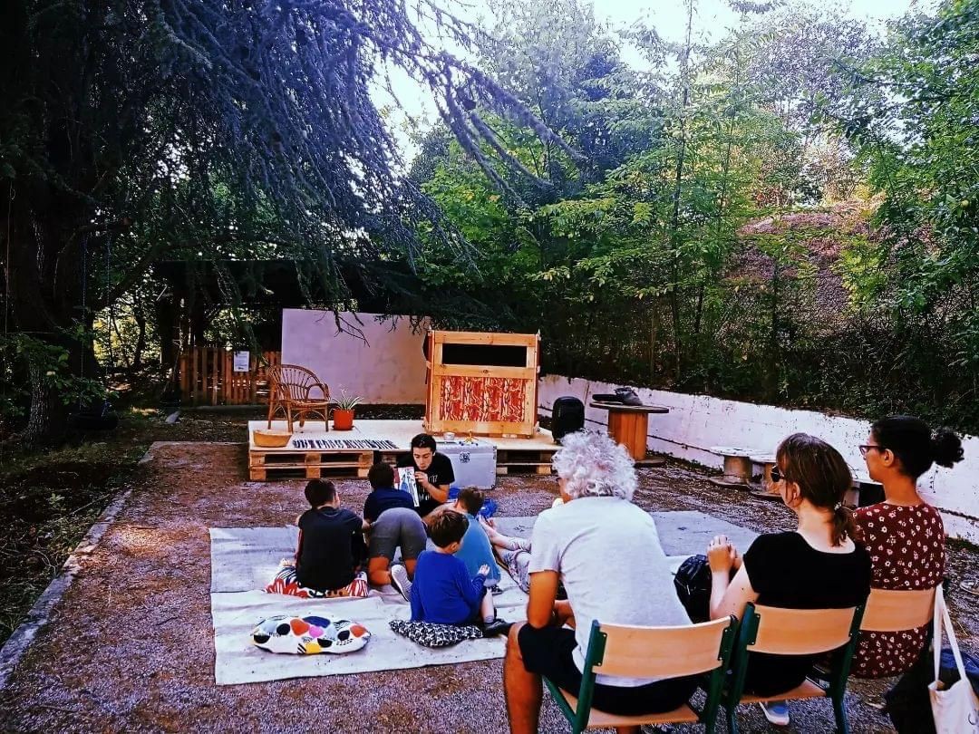 "Eskuz eta banaka eginda daude 'Kultur tantak' liburu guztiak. Guk egiten dugu dena: enkuadernatzea, serigrafiatzea..."