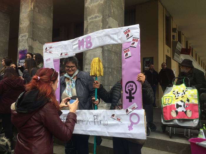 Greba feministaren goizeko t 126 1520519576403