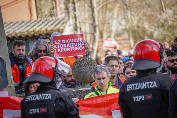 Ertzaintzaren polizia-lerroa 25 1771934199727