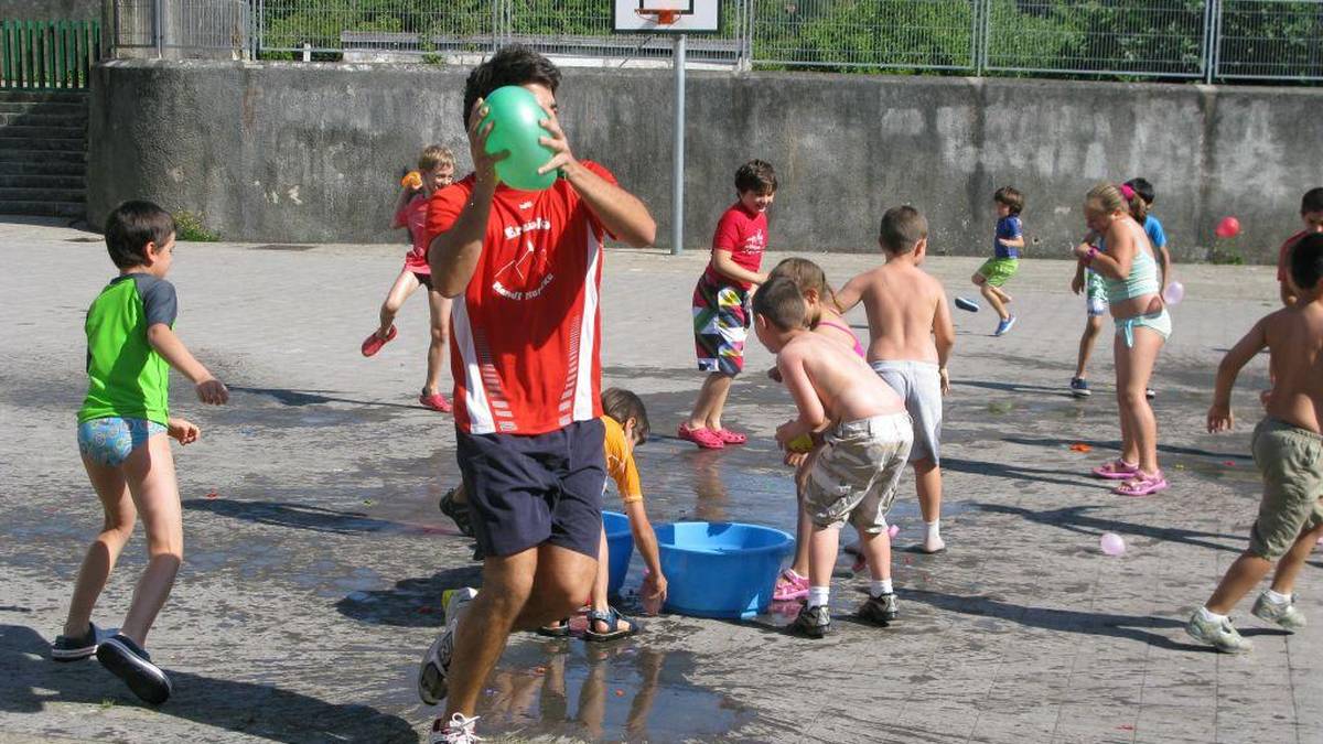 Laudioko Udaleko Etika eta Gobernu Onaren Batzordea bildu da 2025eko udalekuak kontratatzeko prozesuari buruzko azalpenak emateko