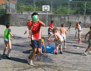 Laudioko Udaleko Etika eta Gobernu Onaren Batzordea bildu da 2025eko udalekuak kontratatzeko prozesuari buruzko azalpenak emateko