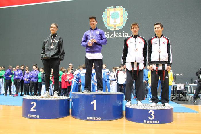 Urrezko bost domina lortu di 3 1519024066011